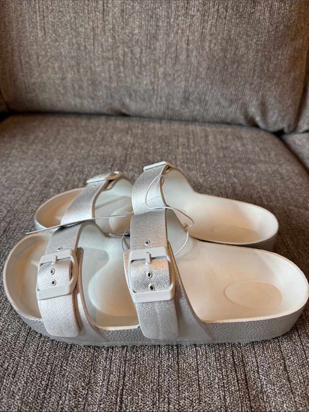 SHADE&SHORE SILVER SANDLES/SLIDES SZ. 7 - Picture 2 of 2